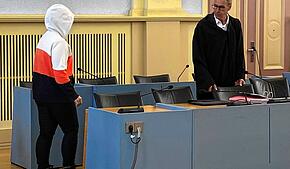 Hechingen: Die Angeklagte (links) betritt den Gerichtssaal. Die 35-Jährige steht vor Gericht, weil sie nach einer geheimgehaltenen ...