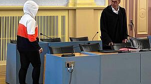 Hechingen: Die Angeklagte (links) betritt den Gerichtssaal. Die 35-Jährige steht vor Gericht, weil sie nach einer geheimgehaltenen ...