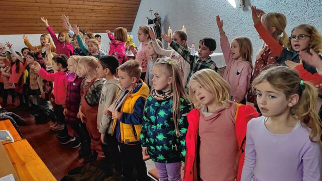Der Chor Binzgen möchte seine Mitglieder mit neuer Vereinskleidung ausstatten. Das Bild zeigt den Kinderchor beim Auftritt am ...