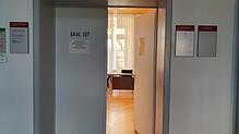 Ein Blick in den Saal 107 des Amtsgerichts Konstanz. Der Stuhl für den Angeklagten blieb am Dienstag leer.