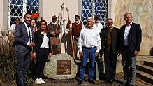 Sie freuen sich über das Andenken an die Opfer des Bauernkriegs (von links, vorne): Bundestagsmitglied Volker Mayer-Lay, Bürgermeisterin ...