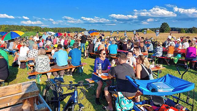 Bei einem Picknick im August 2024 informieren die Gegner der Solaranlage, die sich zu einer Bürgerinitiative zusammengeschlossen haben, ...