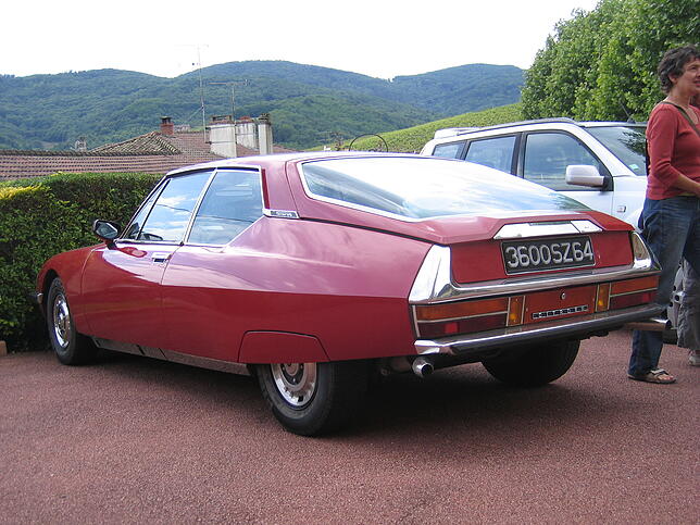 Der schöne Citroën SM, der von 1970 bis 1975 gebaut wurde. Sein schwarzes Kennzeichen ist deutlich neuer. Die vierstellige Zahl und die ...