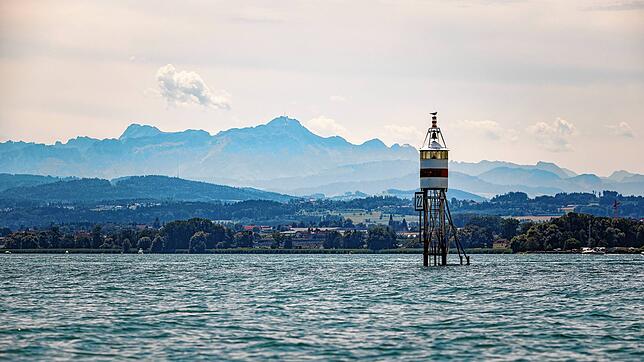 Der Leuchtturm im Bodensee, im Hintergrund der Säntis.