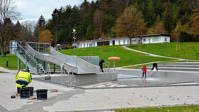 In den vergangenen Wochen wurde im Blumberger Panoramabad kräftig gearbeitet, um für die spätestens Mitte Juni geplante Eröffnung bereit ...