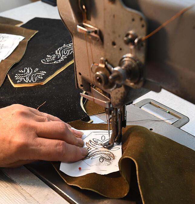 Wer das Grundmodell der Hose bei Aigner reich verzieren lassen will, muss dafür nochmal 250 bis 500 Euro ausgeben. Am Ende ist die ...