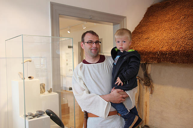 Andreas Reichelt aus Welschingen schlüpft im Hegau-Museum in ein altes historisches Gewand, im Bild mit Sohn Erik.
