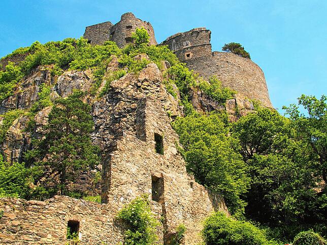 Die alte Festung ist ein beliebtes Ziel für Wanderungen.