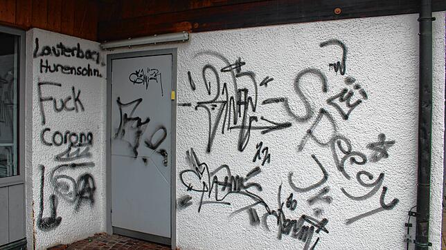 Die Fassade rechts vom Eingangsbereich der Stadthalle verunstalten Unbekannte mit Schmierereien.