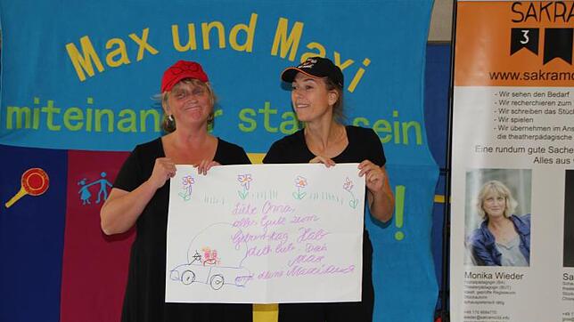 Das Theater Sakramo mit den beiden Schauspielerinnen Monika Wieder (links) und Sarah Gros zeigt den Kindern, dass man seine Meinung auch ...