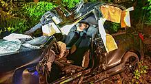 Völlig demoliert ist das Fahrzeug, mit dem ein junger, aus Brigach stammender Autofahrer am späten Donnerstagabend auf einem ...