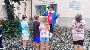 Redmann Norbert Schäuble, in Tracht gewandet, berichtet Kindern anlässlich des Ferienprogramms DoKiSo vom Leben im 18. Jahrhundert. ...