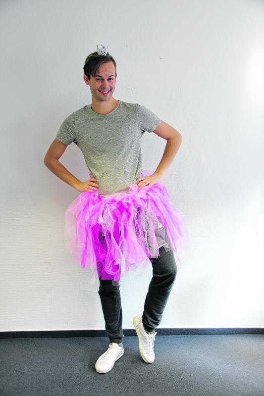 Traum in Tüll: Ein richtiger Blickfang ist hier nicht nur unsere Prima-Ballerina: Für die Kostümprobe schlüpft Volontär Dominik Dose in ...