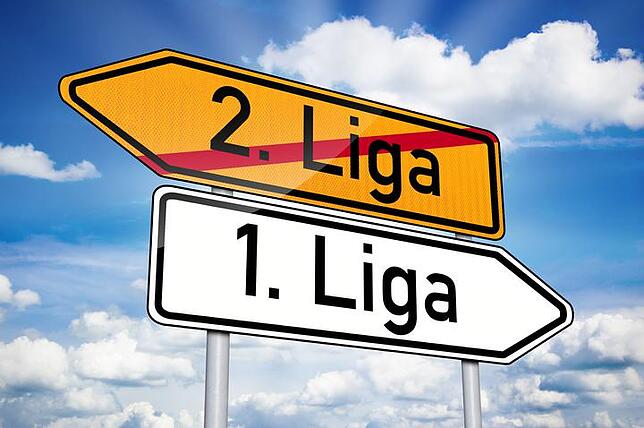 Wegweiser mit 2. Liga und 1. Liga Nach dem Abstieg aus der Bundesliga in der vergangenen Spielzeit gab es viele Zweifler, der SC Freiburg hat sich dennoch sofort wieder ...