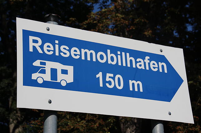 Der Reisemobilhafen liegt 150 Meter vom eigentlichen Campingplatz Papiermühle entfernt und steht auf dem hinteren Areal der Firma ...
