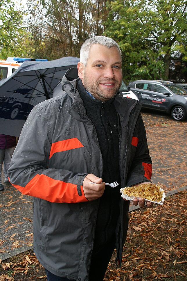Sebastian Pfeffer stärkt sich auf dem Schaetzele-Markt am Stand der Singgemeinschaft Uttenhofen mit Krautschupfnudeln, bevor es weiter ...