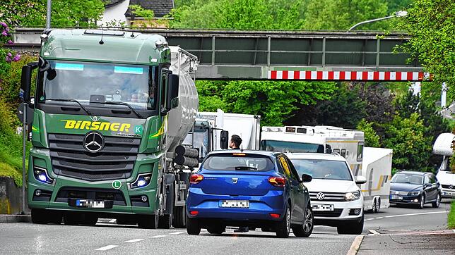 Hier darf eigentlich nur das blaue Auto fahren. Allen anderen wäre es momentan eigentlich verboten, doch sie missachten die Schilder.