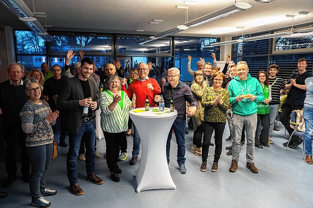 Gute Stimmung auf der Wahlparty bei den Grünen, obwohl Marin Juric (Zweiter von links) nicht an das Ergebnis von Thomas Bleile 2021 ...