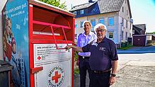 Ortsvereins-Vorsitzender Boris Burzca und Vize Willi Hils (vorne) vor einem der zwölf Altkleidercontainer im Stadtgebiet und den ...