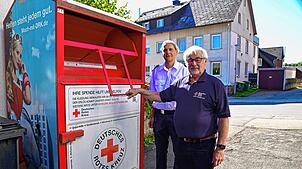 Ortsvereins-Vorsitzender Boris Burzca und Vize Willi Hils (vorne) vor einem der zwölf Altkleidercontainer im Stadtgebiet und den ...
