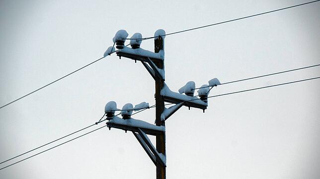 Ein schneebedeckter Strommast bei Ludwigshafen.