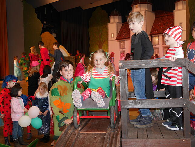 Die Faszination der mehr als 100 Jahre alten Wägele-Bahn ist ungebrochen, wie das Bild vom Kinderball im Kursaal zeigt.