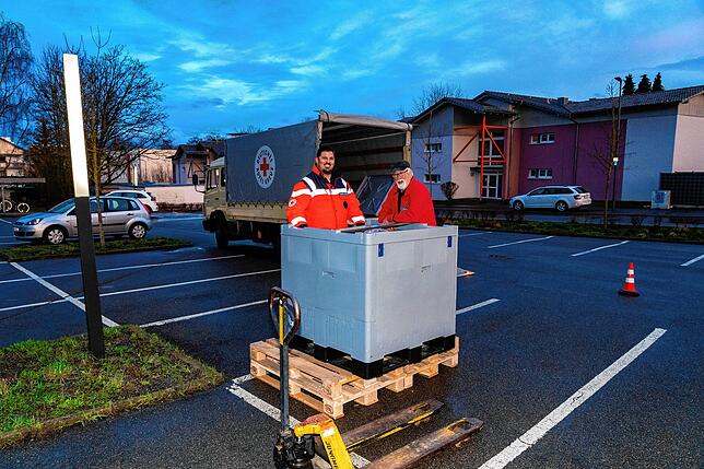 Valentin Weißbach (links) und Albert Raufer vom DRK aus Waldshut-Tiengen bauen in der Schramberger Straße auf dem Parkplatz der Dualen ...