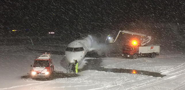 Auch die Flugzeuge mussten am Flughafen enteist werden. Der Winterdienst ist nach Angaben des Flughafens sind seit letztem Wochenende im ...