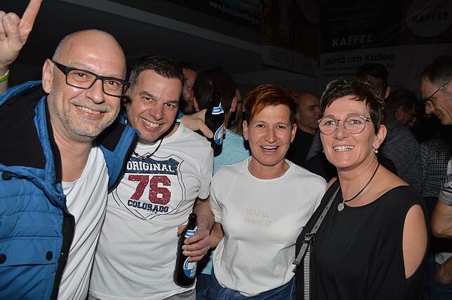 Frank Krißler (links) aus Weiler signalisiert mit dem V-Zeichen, dass beim Benefiz-Rockkonzert in der rappelvollen Gemeindehalle Weiler ...