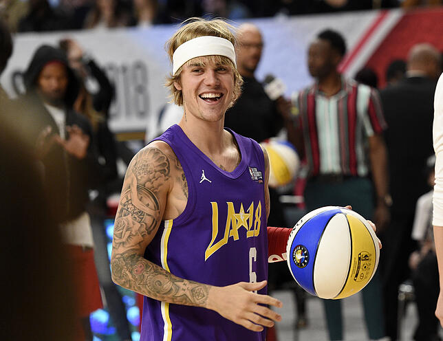 Kein Platz mehr auf der Haut: Justin Bieber zeigt bei einem Basketballspiel seinen tätowierten Körper.