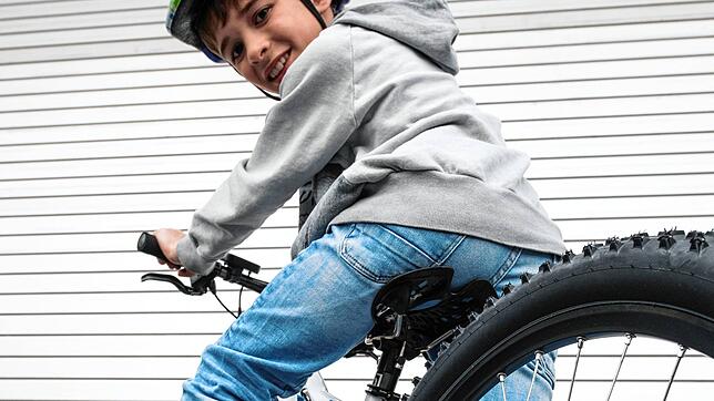 Rein rechtlich gesehen dürfen Kinder E-Bikes fahren, egal wie alt sie sind. Experten sehen eine solche Unterstützung für den Nachwuchs ...