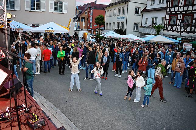 Vor der Bühne am Marktplatz tanzen vor allem die Kinder am Abend gerne.