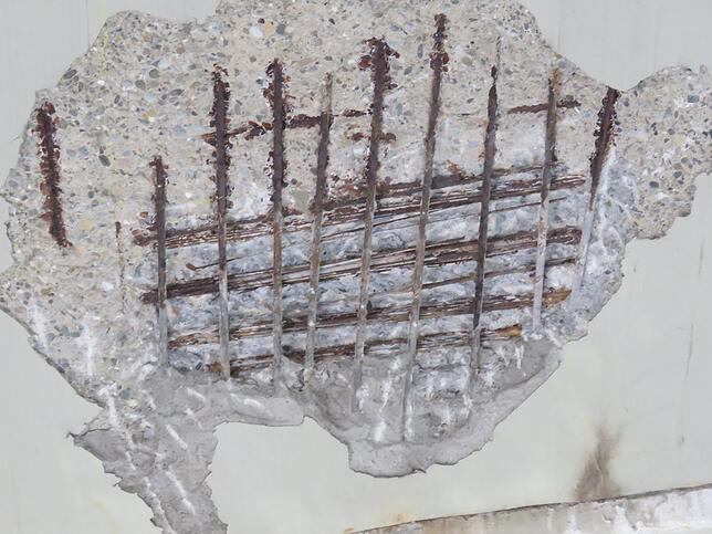So sehen der Stahl und die Spannglieder unter dem Beton an allen freigelegten Stellen aus, nahezu mehr Rost als Material. Der Zustand ...