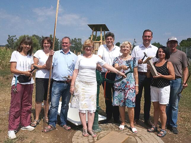 Ulla Hahn (Leiterin Familienzentrum Hochrhein, von links), Regina Jaumann (Leiterin der Küche im Abenteuerland), Andreas Harder ...