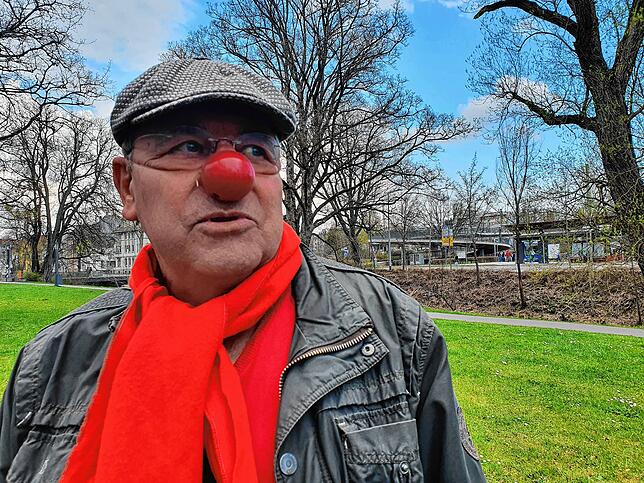 „Ich bin das Publikum und die Passanten sind auf der Bühne.“ Henry Greif zeigt, wie er das Leben studiert.