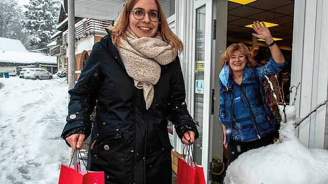 Samira Meier (links) holt die online bestellten Waren bei „Hautnah“ in der verschneiten Grabenbachstraße ab. Inhaberin ...