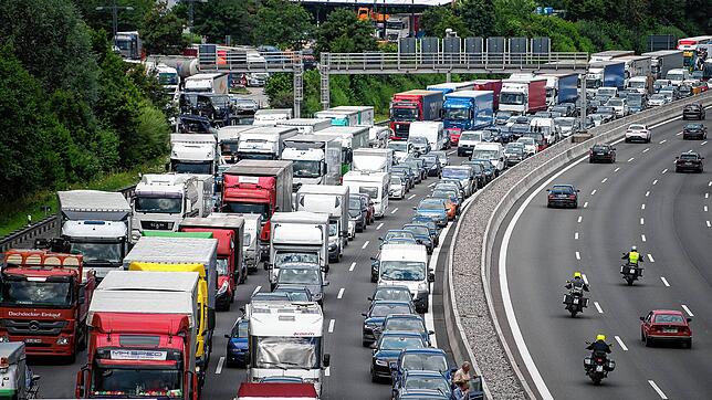 Autos und LKW stehen auf der A8 im Stau. In den Sommerferien herrscht wieder Staugefahr auf manchen Autobahnen