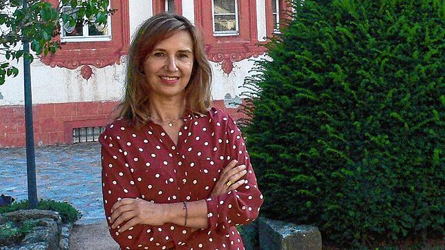 Kulturreferentin Susanna Heim 2018 vor Schloss Bonndorf, dem Kulturzentrum des Landkreises Waldshut.