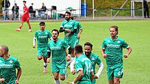 Die Konstanzer bejubeln nach dem 3:0 über den FC Uhldingen den ersten Saisonsieg der Bezirksligasaison.