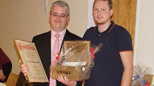 Nach 30 aktiven Jahren, mehr als 20 Jahren im Vorstand und seit neun Jahren als Vorsitzender wurde Andreas Merk (links) zum ...