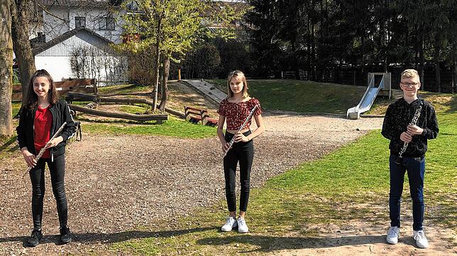 Die erfolgreichen drei Jungmusiker (von links): Leonie Preis (zwölf Jahre) mit Querflöte, Klara Küpfer (13) mit Querflöte und Nicolas ...