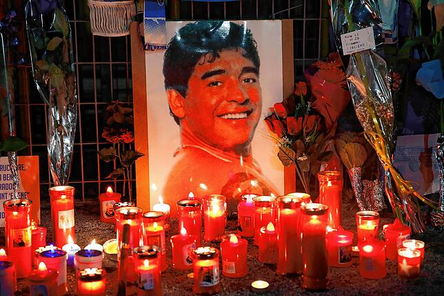 Kerzen und Blumen liegen vor dem San-Paolo-Stadion in Neapel zum Gedenken an Diego Maradona. In der Stadt des italienischen Spitzenklubs ...