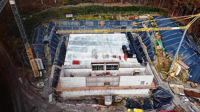 Das ist der neue, im Bau befindliche Hochbehälter Kaitle mit zwei im Hang liegenden Wasserbehältern (hinterer Gebäudeteil mit den zwei ...