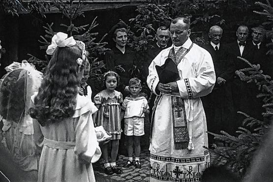 Einer der vier Brüder von Maria Jordan war der Salvatorianerpater Franciscus Markus Jehle, hier während seiner Primiz 1951 in Gurtweil. ...