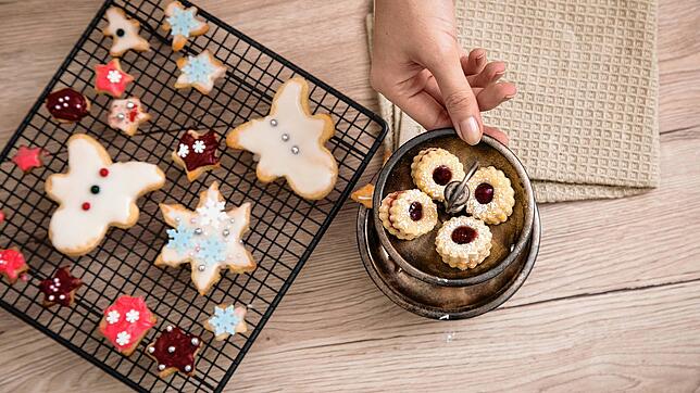 Das Backen von Weihnachtsplätzchen ist für viele ein Muss in der Adventszeit. Mit diesen fünf Tipps gelingt das besonders gut.