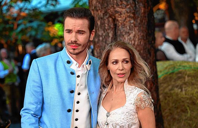 Die Sängerin Michelle und ihr Begleiter Eric Philippi stehen im Innenhof des Hofbräuhauses bei Heidi Klums „HeidiFest“.