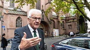 29.09.2025, Frankreich, Straßburg: Winfried Kretschmann (Bündnis 90/Die Grünen), Ministerpräsident von Baden-Württemberg; steht vor ...