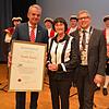 Den Ehrenbürgerbrief der Stadt Meersburg bekam Monika Taubitz vor großem Publikum in der Sommertalhalle von Bürgermeister Robert Scherer ...