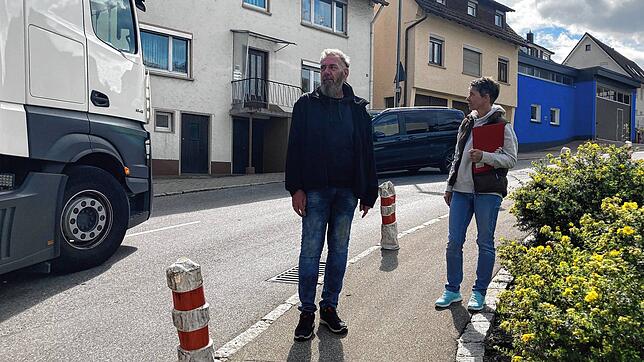 Michi Bernd und Alexandra Kraus wohnen direkt an einer engen Kurve der Dauchinger Straße in Niedereschach. Sie sind die ...