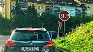 Viele Autofahrer aus der Schweiz kennen den grünen Pfeil nicht und warten lieber bei Rot. Weil andere Autofahrer hupen, sind die ...